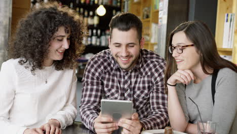 parejas compartiendo una tableta disfrutando