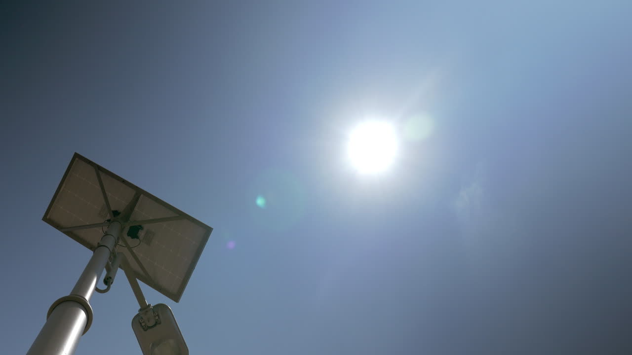 уличный фонарь, оснащенный солнечной батареей в дневное время