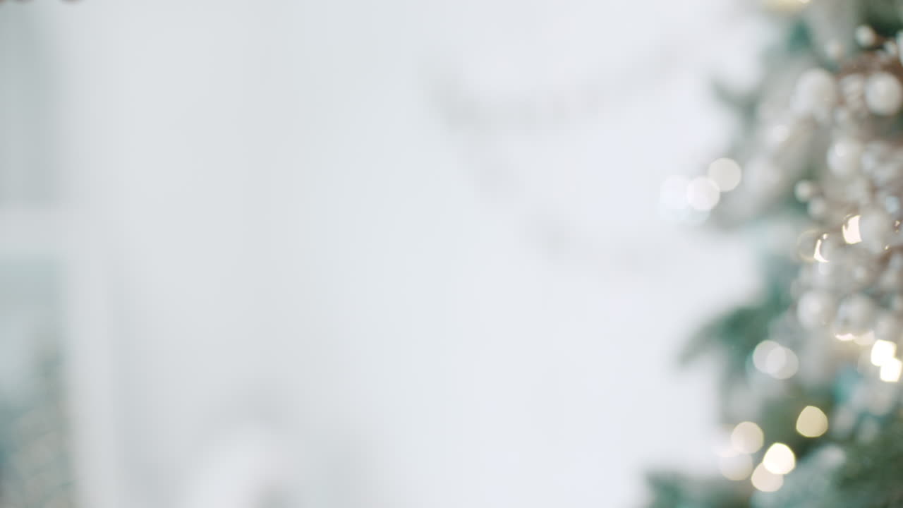 플라스틱 카드 를 들고 있는 여자 손가락 의 근접적 인 모습