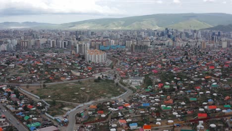 fotografía de la inauguración de la hermosa ulaanbaatar con montañas en el fondo, mongolia