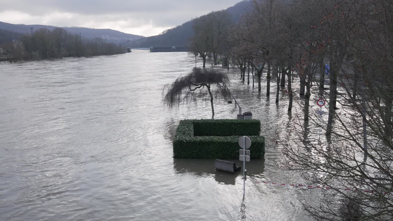 Overstroming van de Moezel, water stroomt over de oevers, natuurramp in de regio Luxemburg