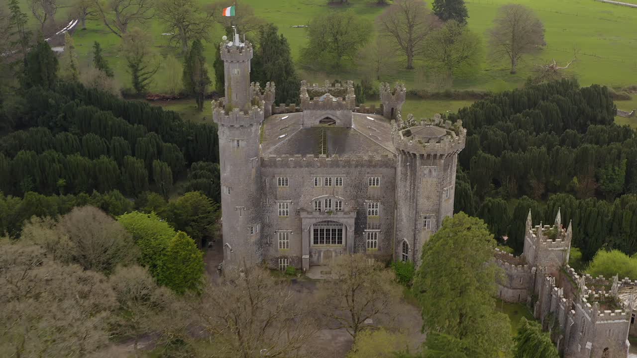 찰빌 성과 대칭 정원의 공중 철수