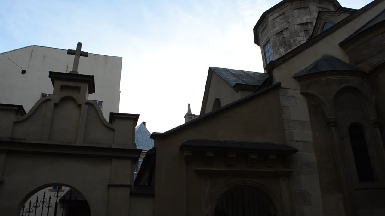 Fotografia da igreja à noite, em julho. Antiga igreja armênia na cidade de Lviv (Ucrânia).