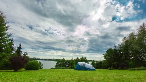 Camping-über-Dem-See-Geloopter-Videozeitraffer