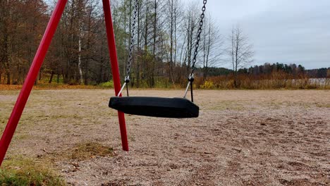 Leere-Schaukel-Bewegt-Sich-Im-Wind