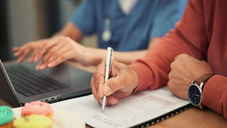 documentos, portátil y cuidador con persona