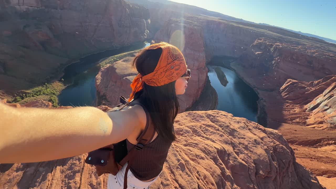 Jovem Mulher Grava Vídeo Selfie no Cênico Horseshoe Bend