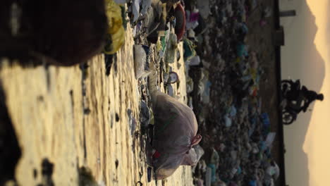 Plastikmüll-Schwimmt-In-Der-Abenddämmerung-Im-Verschmutzten-Fluss