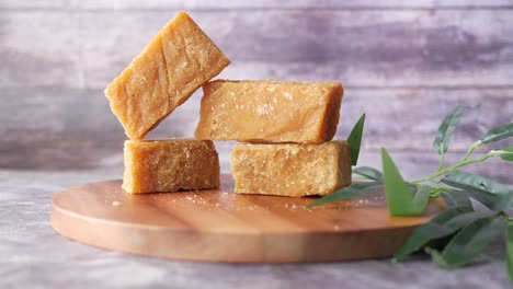 cubos de jaggery en una tabla de madera