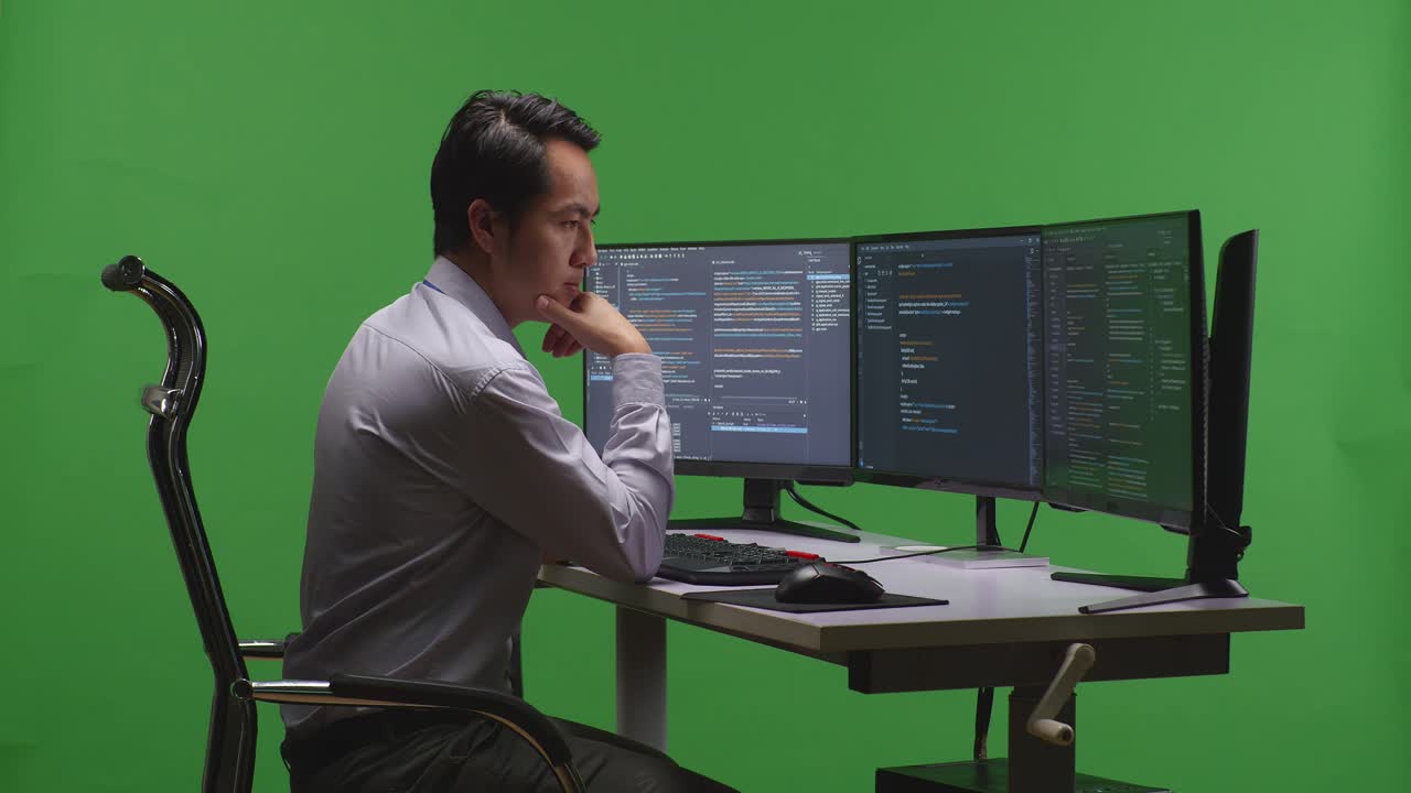 hombre trabajando en código informático