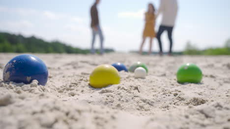 Nahaufnahme-Einiger-Bunter-Pétanque-Kugeln-Am-Strand-An-Einem-Sonnigen-Tag