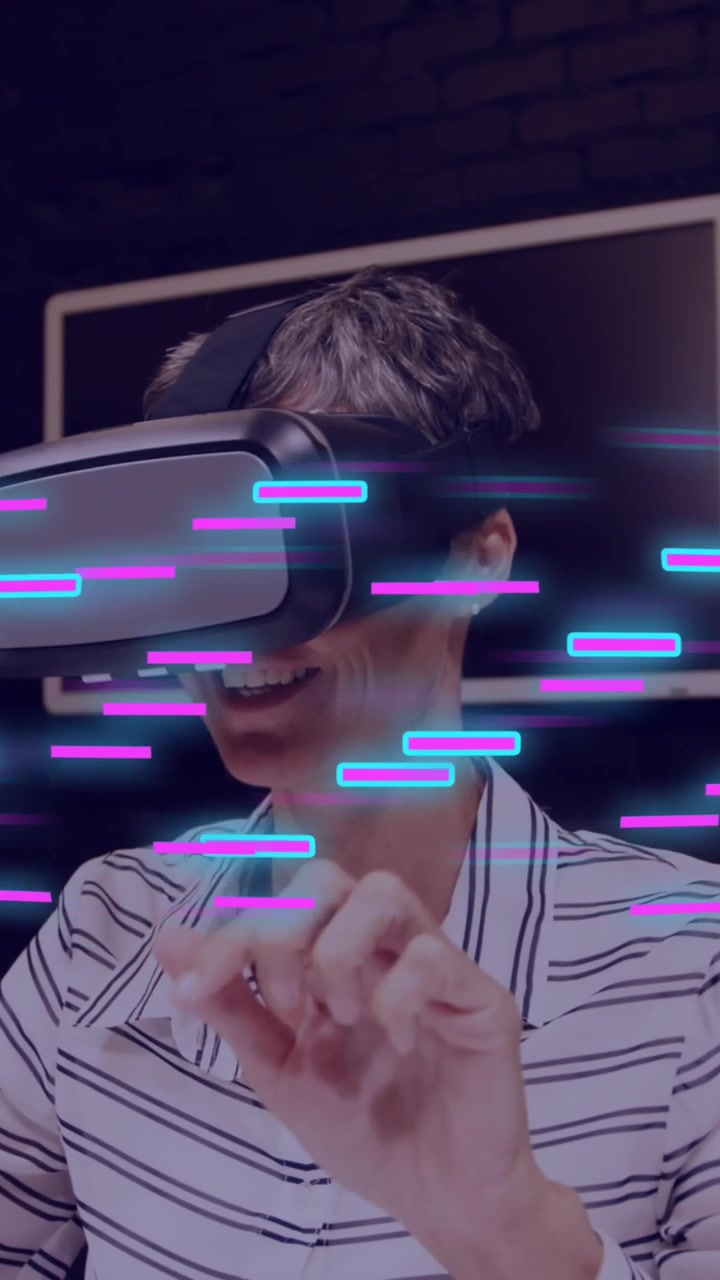 Animazione di scie luminose di trasferimento dati su donna caucasica con visore VR