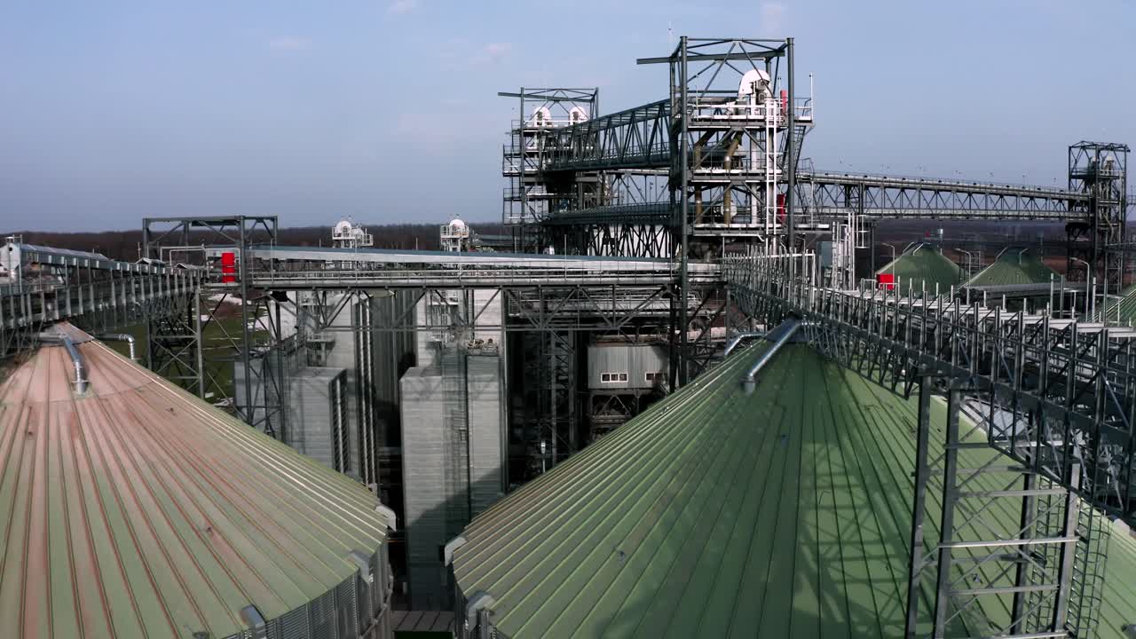 silos metálicos en el campo vista aérea. grandes contenedores para el almacenamiento y procesamiento de granos. ascensores de grano de plata en tierras de cultivo. tanque de almacenamiento vista desde arriba. silo con grano.