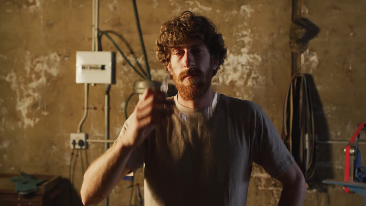 retrato de un herrero caucásico con gafas de seguridad en el taller