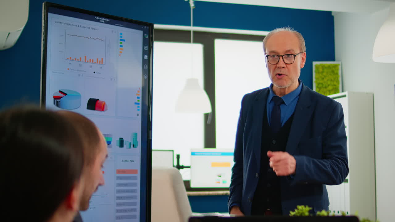 líder de proyecto experimentado analizando la presentación financiera durante una conferencia de negocios