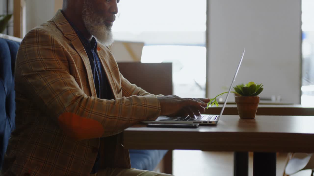 Senior businessman working on the laptop in office 4K 4k