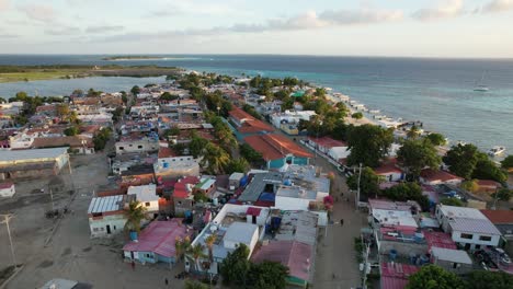 el pueblo de gran roque al atardecer, el océano tranquilo, los techos coloridos, el estado de ánimo sereno, la vista aérea