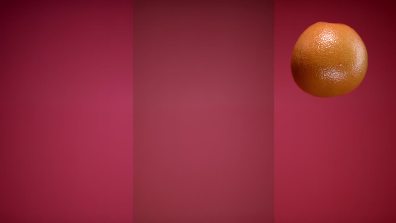 pomelas frescas lanzadas simultáneamente volando colgando en el aire y cayendo