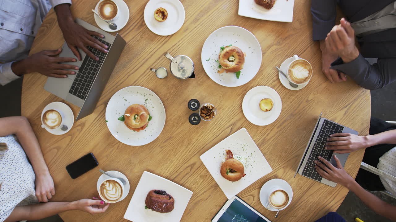 fotografía aérea de hombres de negocios reunidos alrededor de una mesa de una cafetería