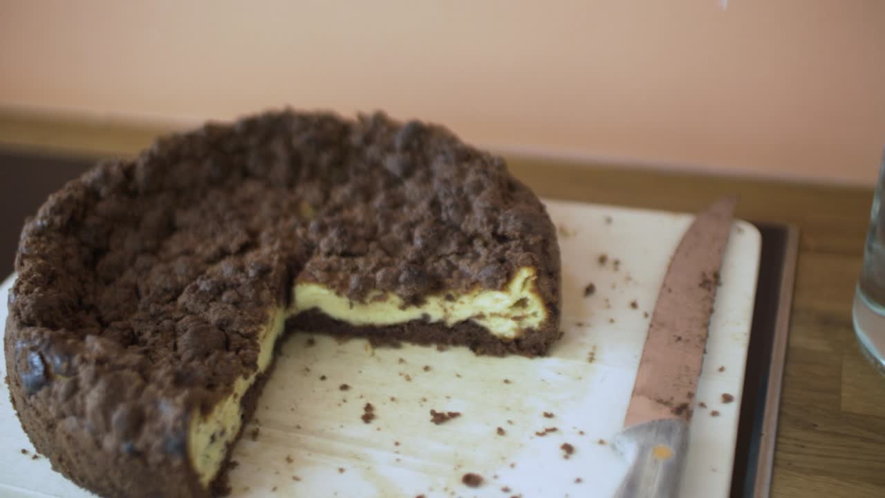 pastel casero con un cuarto de corte