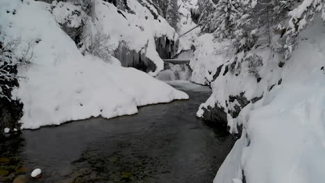 Moviéndose-Hacia-La-Lejana-Cascada-En-Cámara-Lenta