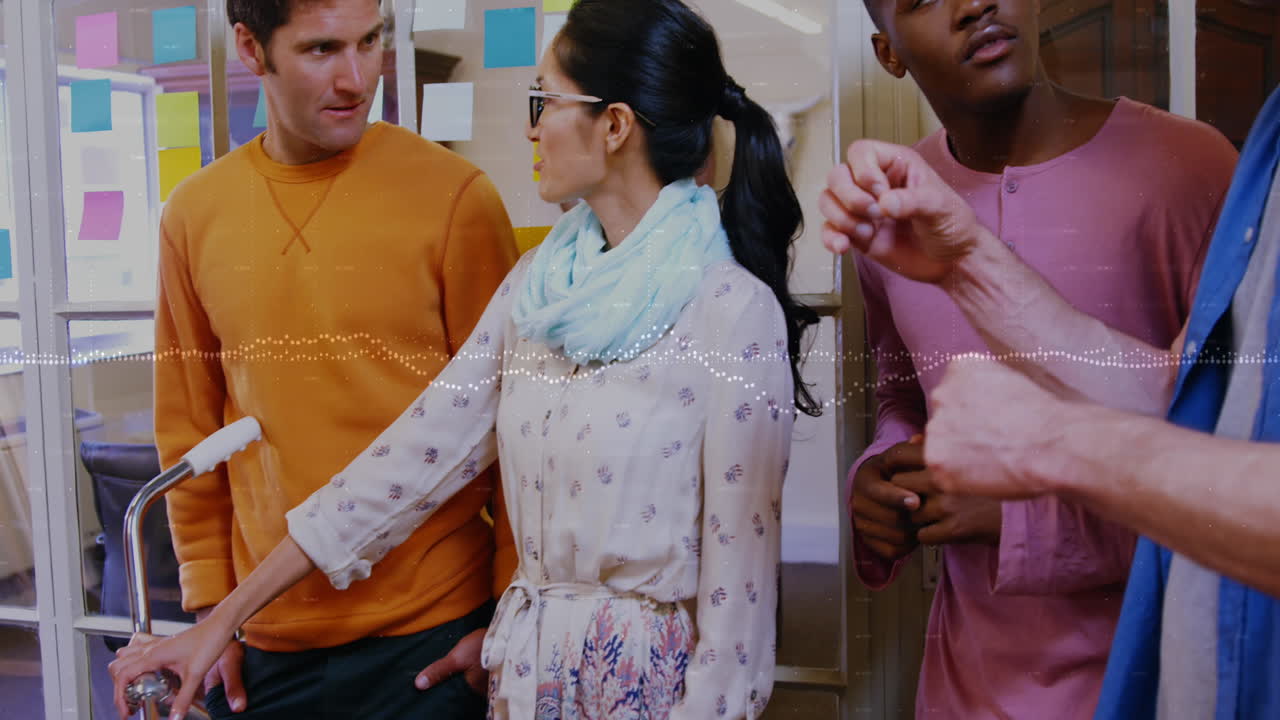 사무실에서 다양한 비즈니스 사람들에 대한 금융 데이터 처리의 애니메이션