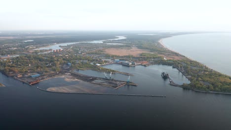 Luftaufnahmen-Eines-Unbebauten-Hafens-In-Der-Nähe-Der-Ostsee