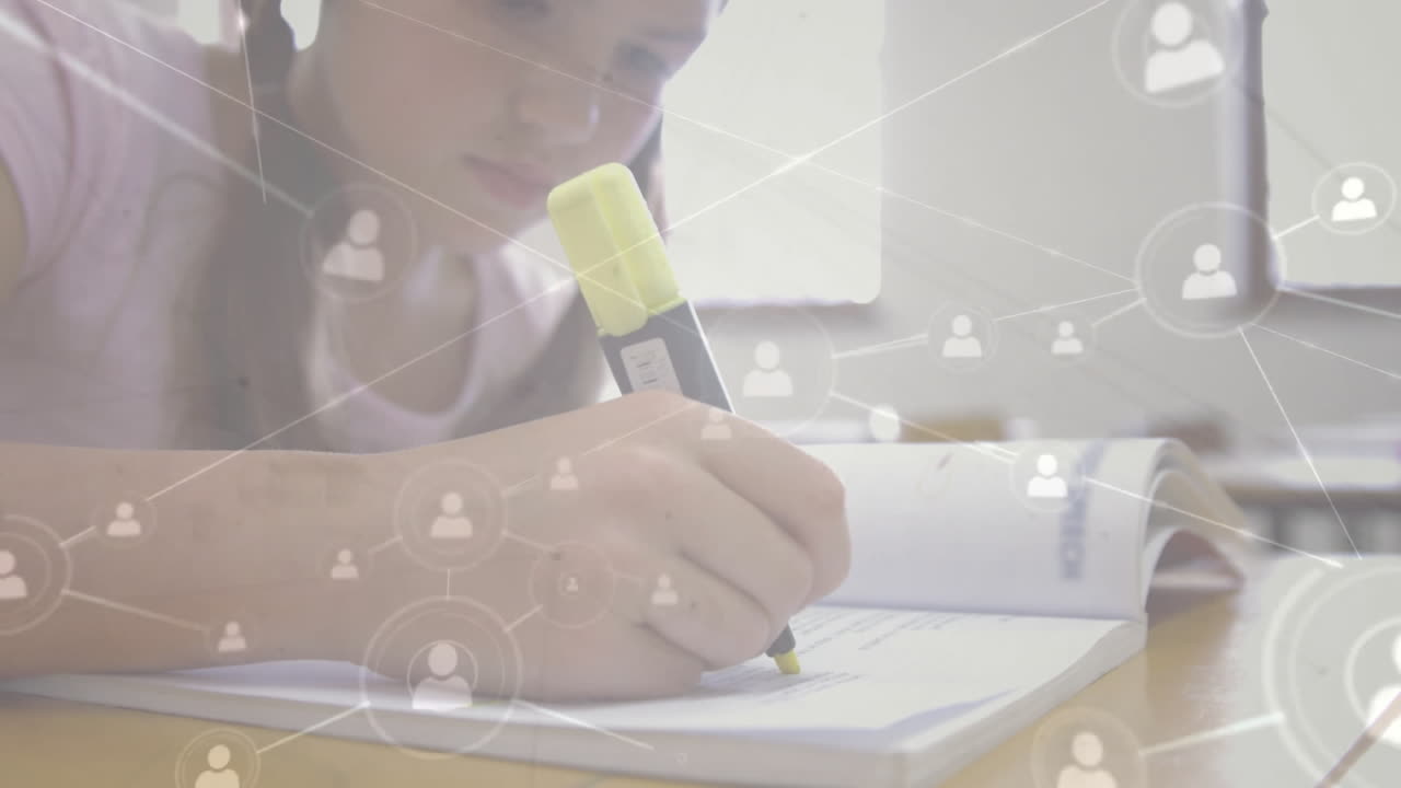 책에서 텍스트를 강조하고, 학생이 소셜 네트워크 연결으로 공부하는 애니메이션