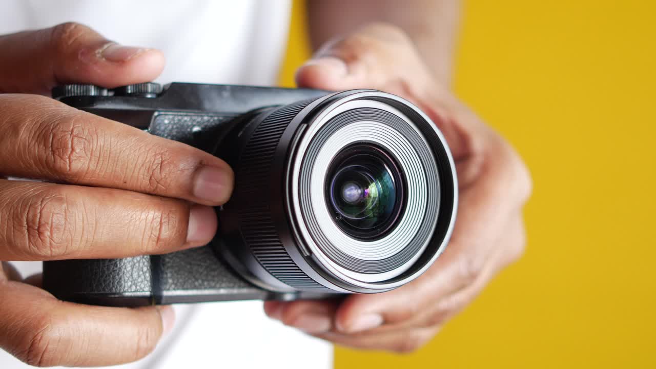Un uomo sta scattando foto con una macchina fotografica