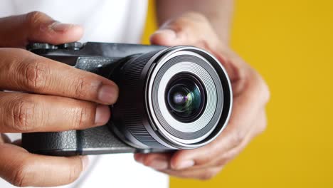 Un-Hombre-Está-Tomando-Fotografías-Con-Una-Cámara