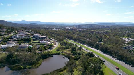 Autos-Fahren-Auf-Dem-Hindmarsh-Drive-In-Der-Nähe-Des-Vororts-O&#39;Malley-Mit-Woden-Im-Hintergrund-Im-Australischen-Hauptstadtterritorium-In-Der-Nähe-Von-Canberra-In-Australien