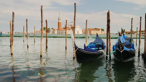 Góndolas-Amarradas-En-Venecia