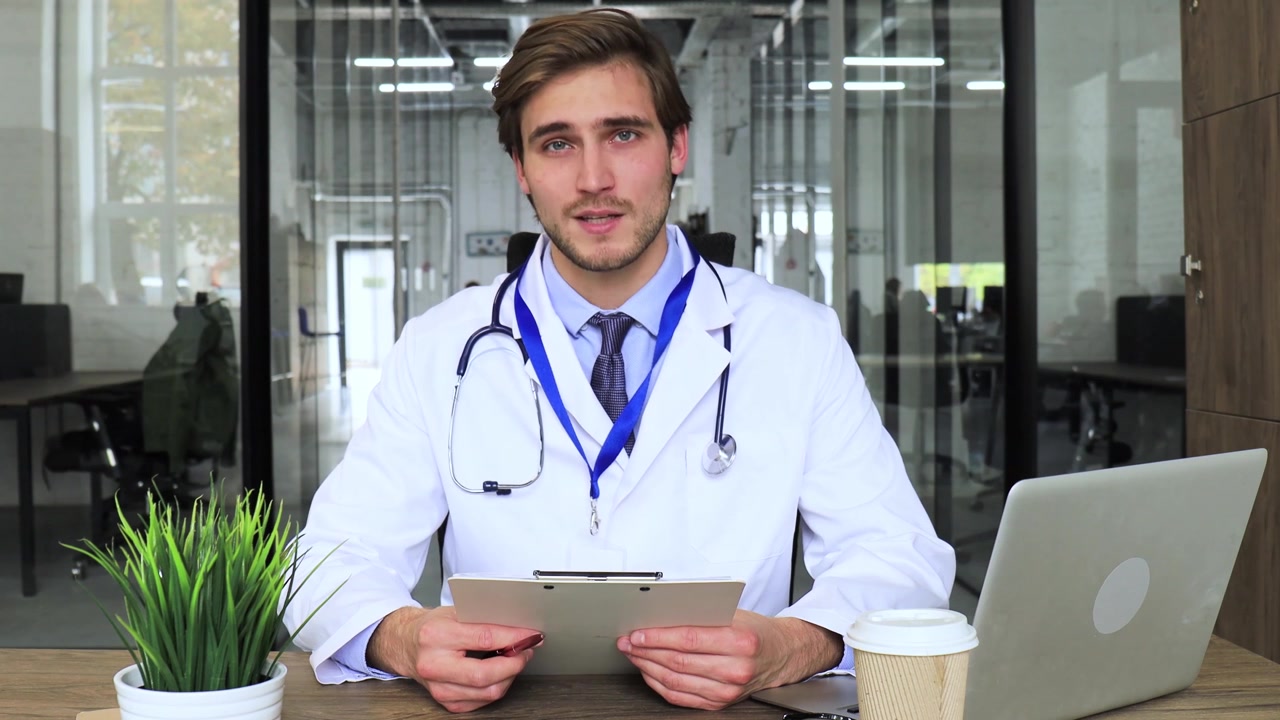 Joven médico hablando y consultando en una oficina moderna