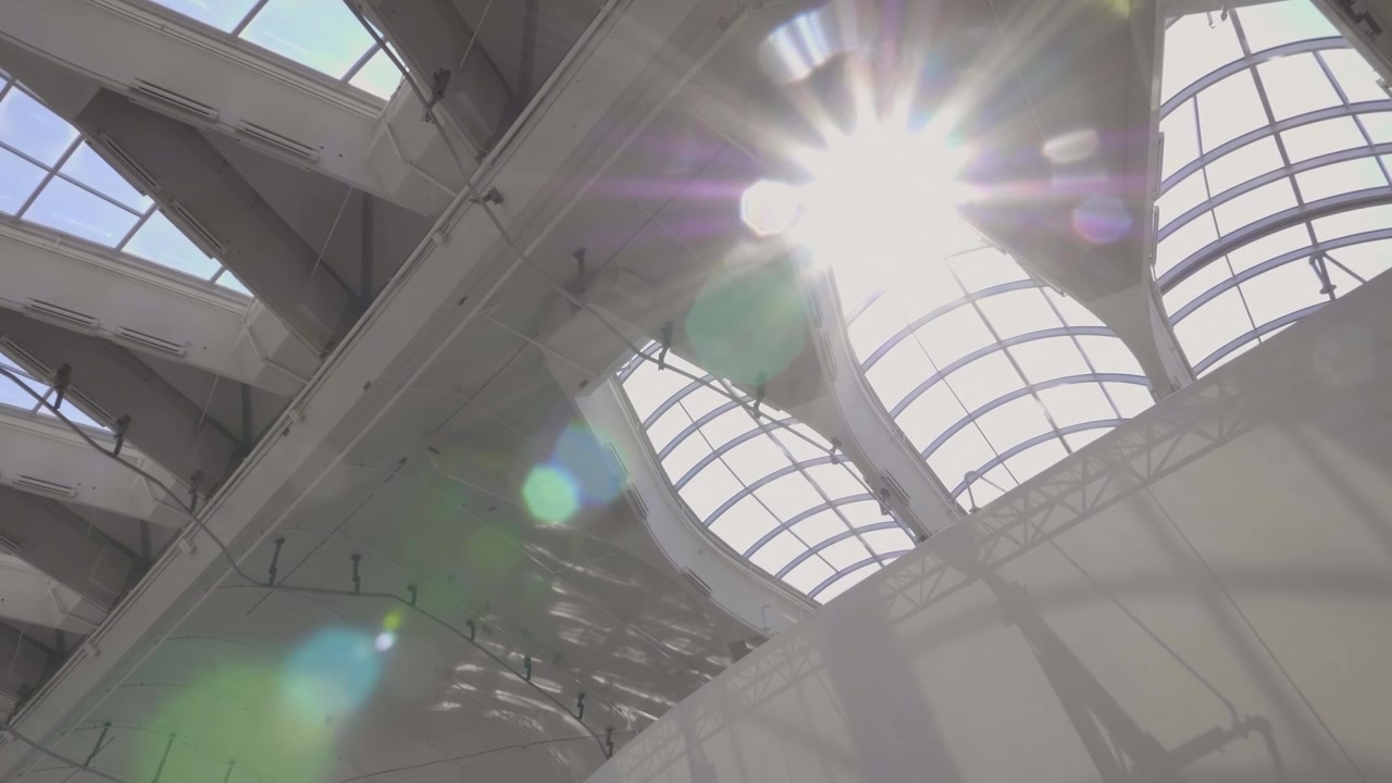 Interno del tetto del Biodomo di Montreal con il cielo