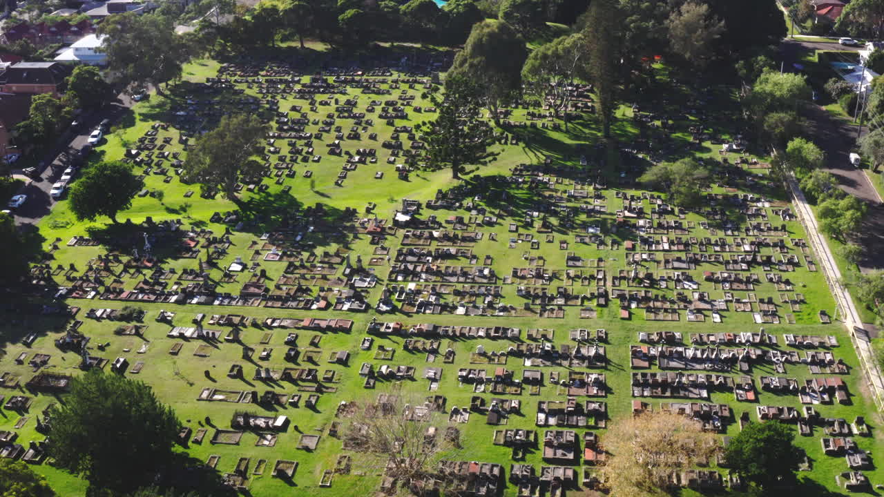 una toma amplia de un gran cementerio en australia en un día soleado