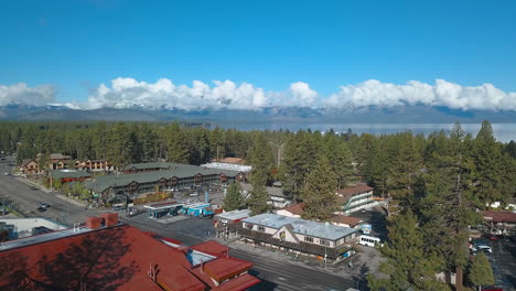 imágenes de drones del sur del lago tahoe y montañas cubiertas de nieve en el fondo