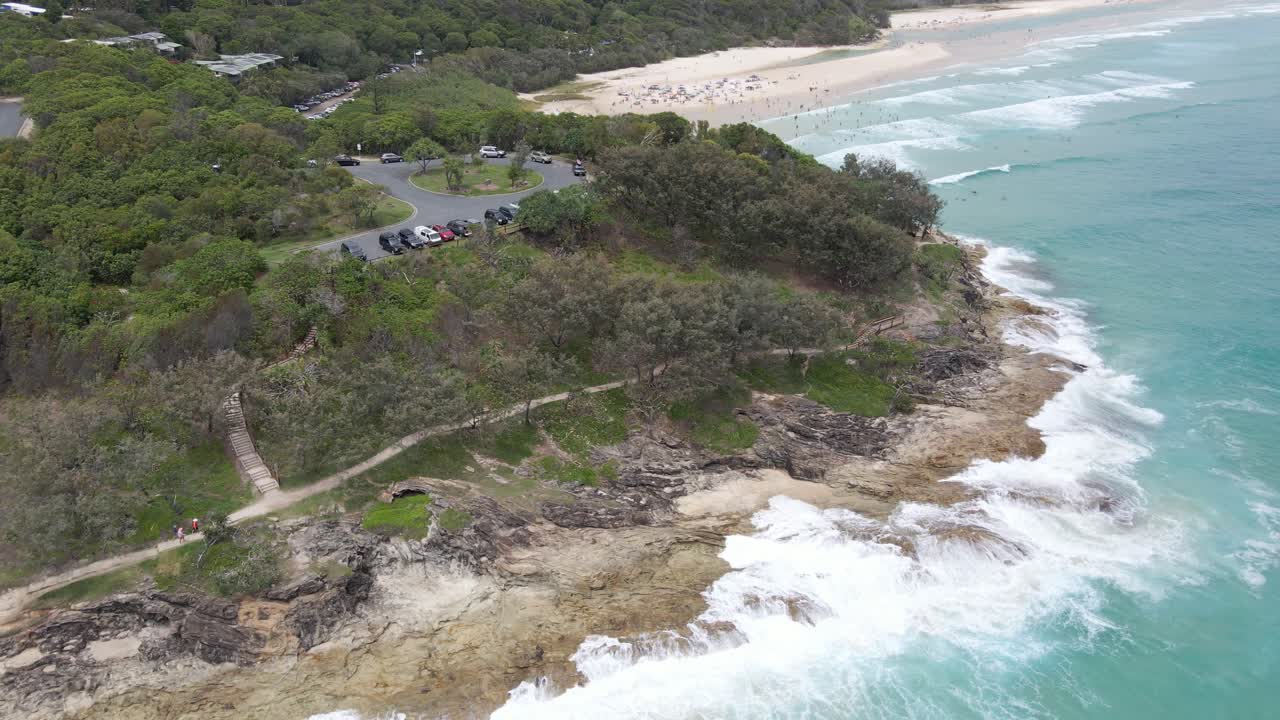 cylinder headland foreshore park and beach - 바위가 많은 해안에 부서지는 파도와 함께 해안 길을 걷는 사람들 - point lookout, qld, australia