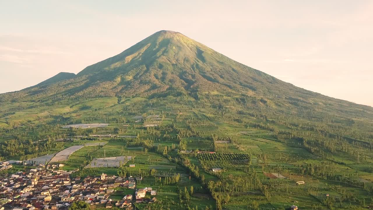 monte sindoro con campagna vista rurale