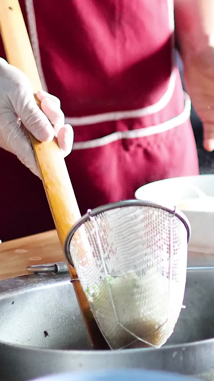 preparación secuencial de fideos en un entorno de cocina en grupo.