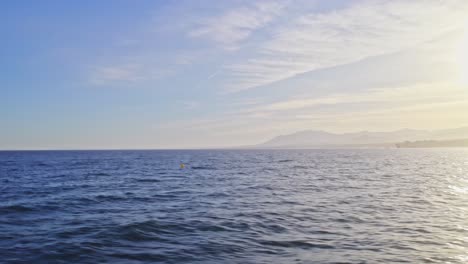 Moviéndose-De-Lado-Sobre-El-Mar-Mediterráneo