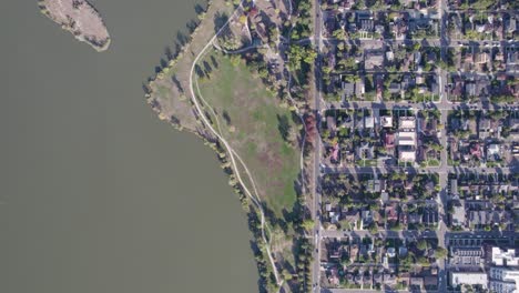 Una-Toma-De-Drones-De-Alto-Vuelo-En-4k-Del-Lago-Sloan,-El-Lago-Más-Grande-De-La-Ciudad-De-Denver,-Colorado,-Y-Hogar-Del-Segundo-Parque-Más-Grande-De-La-Ciudad,-Y-Una-Gran-Variedad-De-Actividades-Al-Aire-Libre.