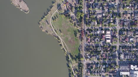 una toma de un dron de 4k de alto vuelo del lago sloan, el lago más grande de la ciudad de denver, colorado, y el hogar del segundo parque más grande en la ciudad, y una miríada de actividades al aire libre