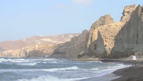 hombre filmándose en una playa