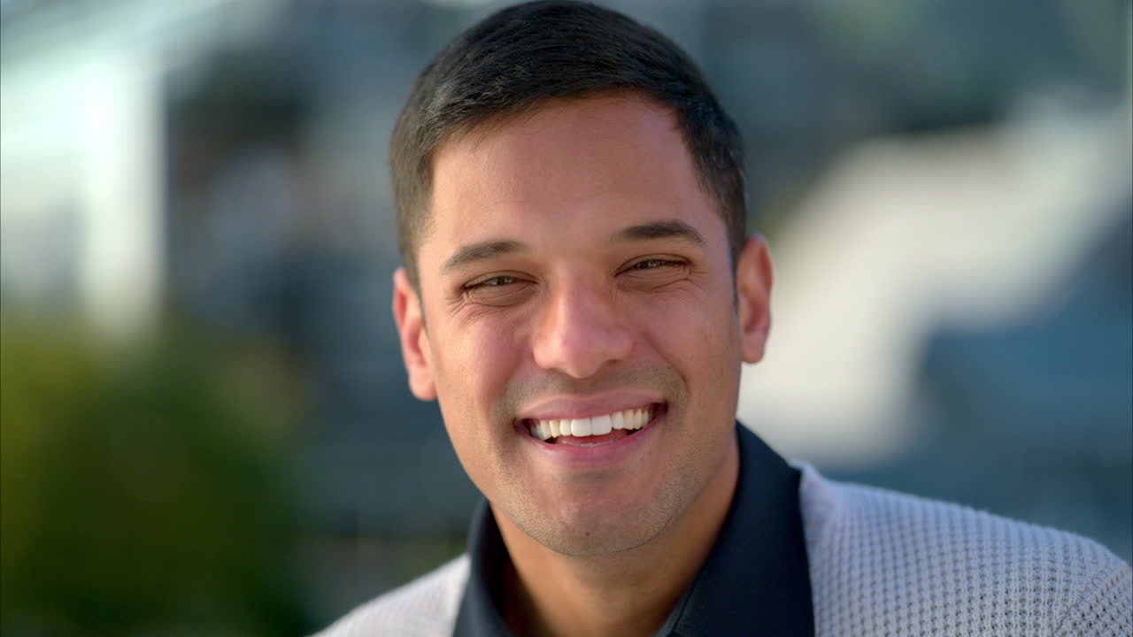 hombre empresario, feliz y retrato al aire libre