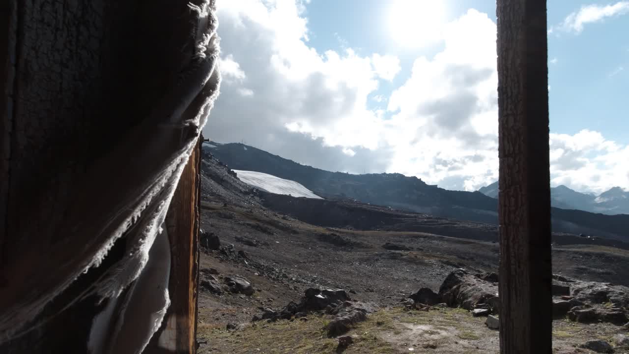 paisaje montañoso con glaciar y nubes
