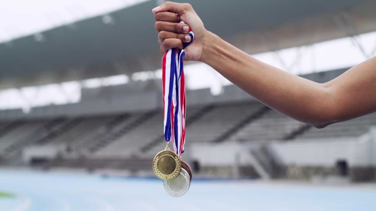 trabaja en silencio y deja que el éxito haga el ruido.