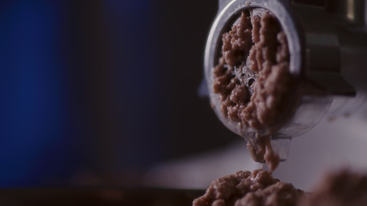 Um moedor de carne em funcionamento