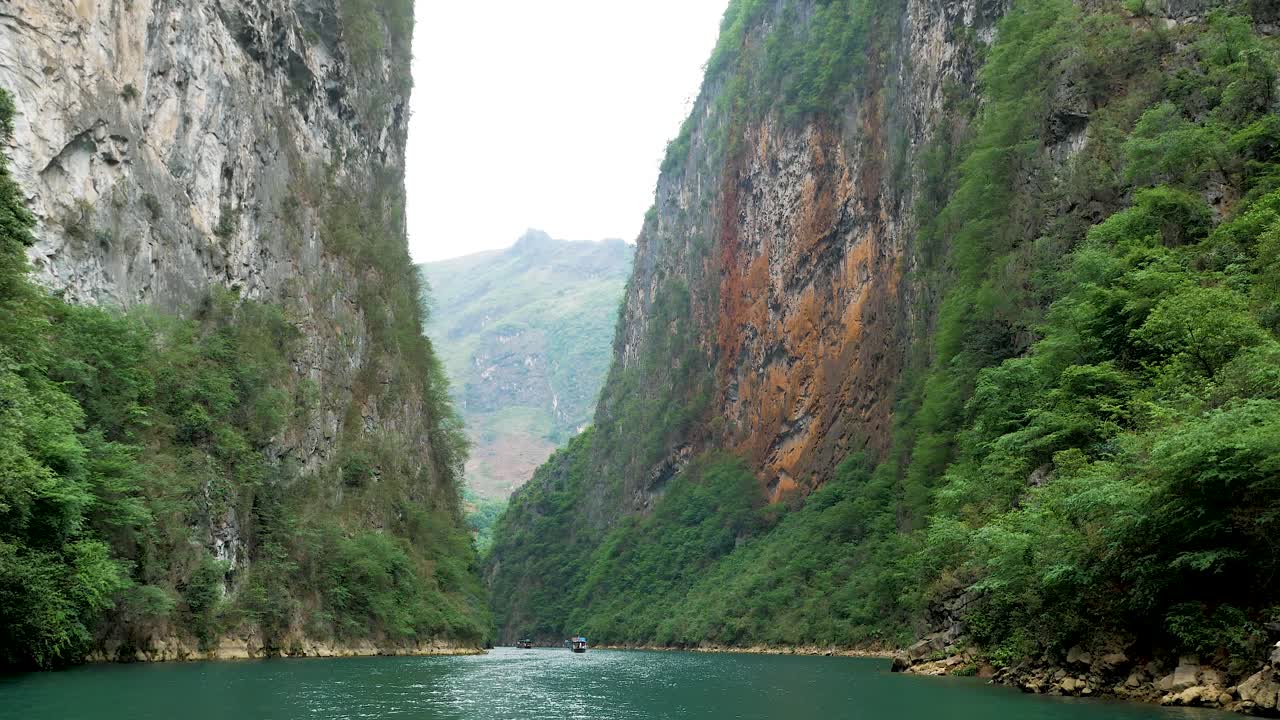 베트남 사람 들 이 목적지 로 항해 하는 보트 와 함께 아름다운 협곡 풍경