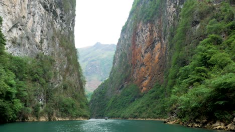 Hermoso-Paisaje-Del-Cañón-Con-Barcos-Vietnamitas-Navegando-Hacia-Su-Destino