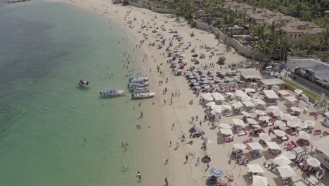 Playa-Medano-Llena-De-Gente,-Cabo-San-Lucas,-Los-Cabos,-México